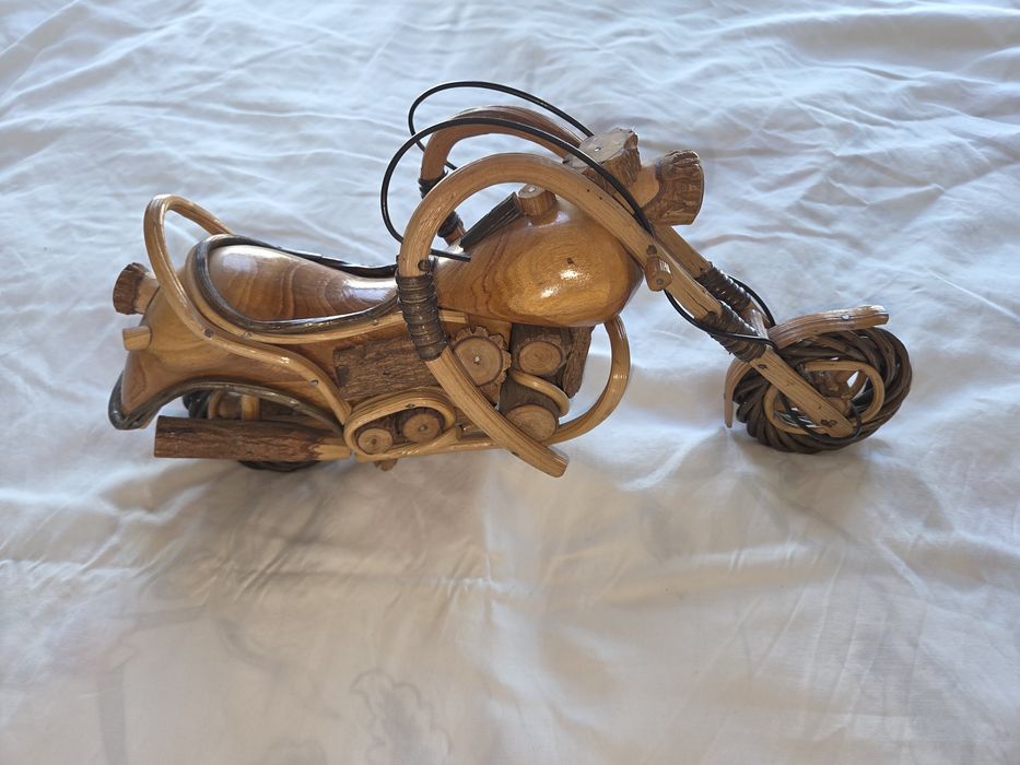 Machetă motocicletă masivă din lemn și rattan – Model Chopper XL (36 cm)