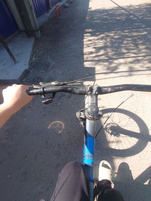 Спорттық велосипед жүреді