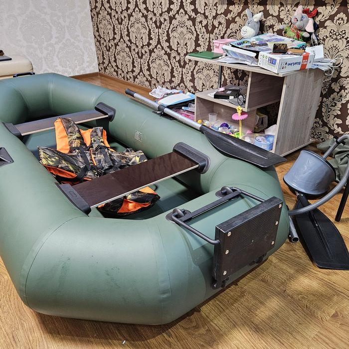 Продам лодку hellos длина 2.4 м   мотор электро 1 л.