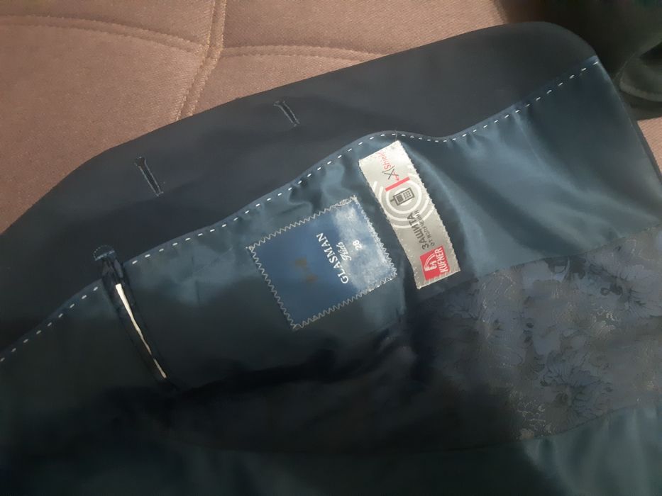 Продам костюм на мальчика и рубашки