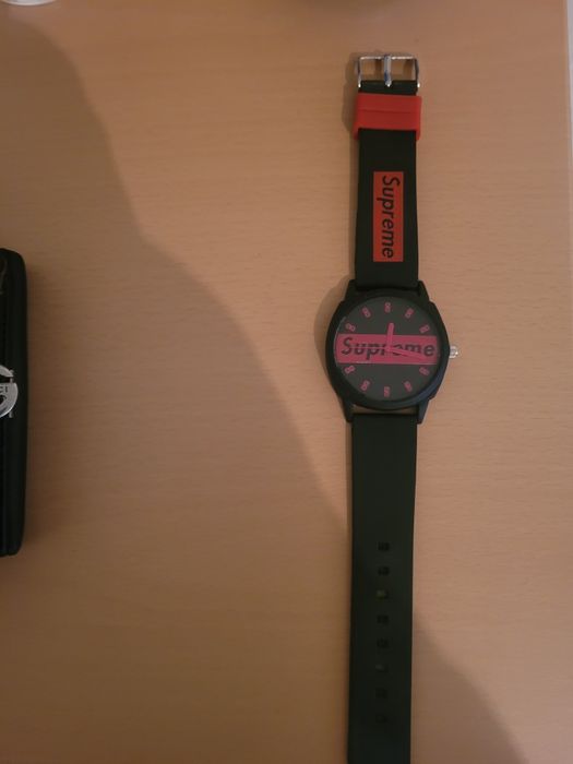 Часовник Supreme кварц