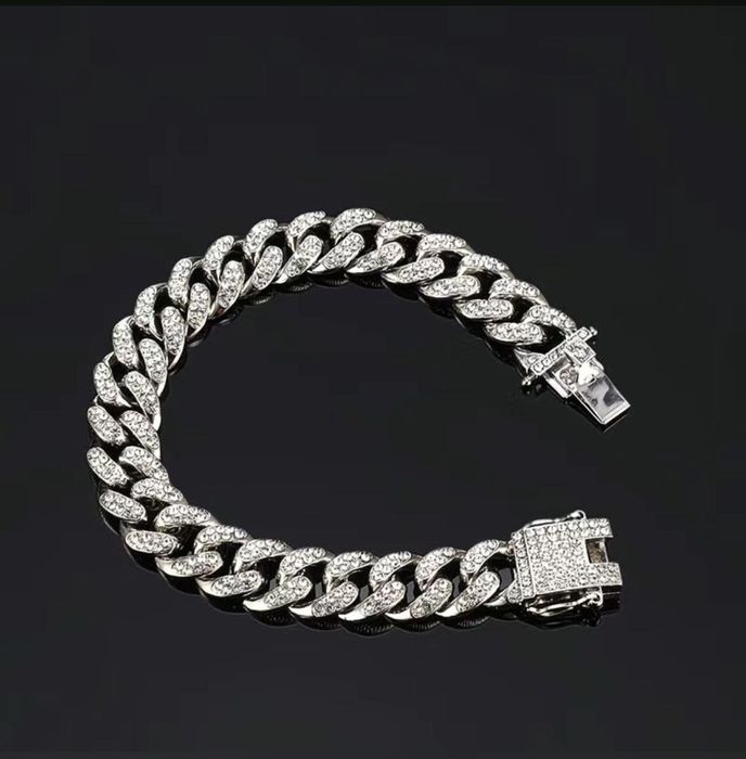 300 ming. Kumush 925 probali. Karobka dakumenti bor