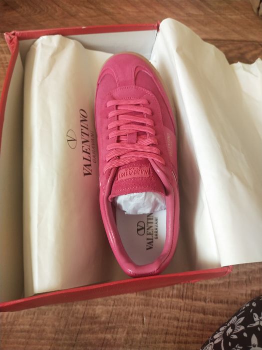 Продам крассовки от VALENTINO GARAVANI