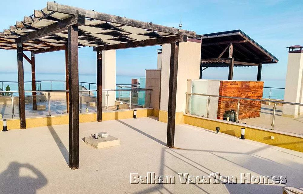 Двустаен апартамент с голяма покривна тераса – на 100 м от морето