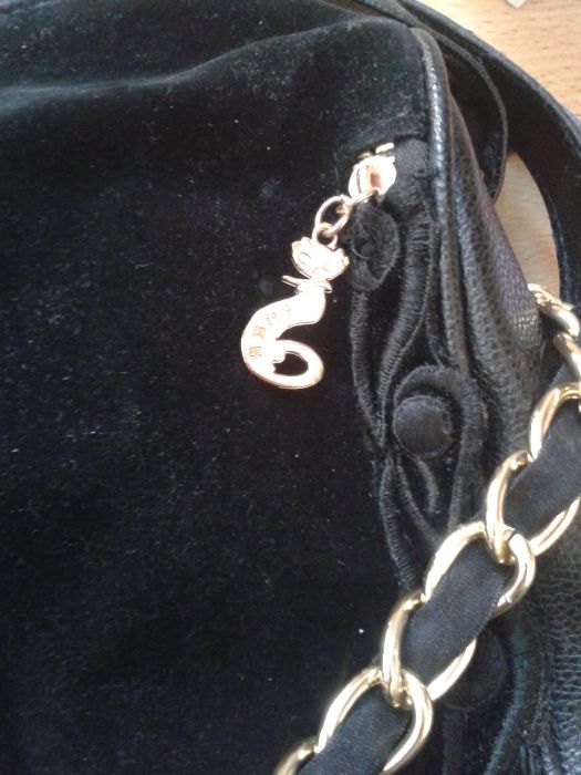 Намалена - Елегантна дамска чанта с черен велур и декорация в златисто