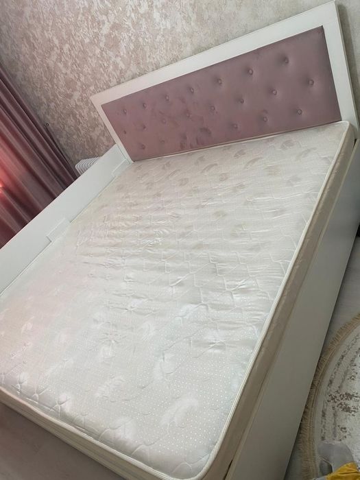 Спальный диван на фото