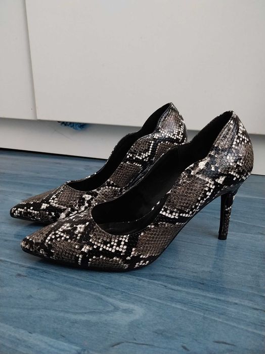 Официални обувки на ток