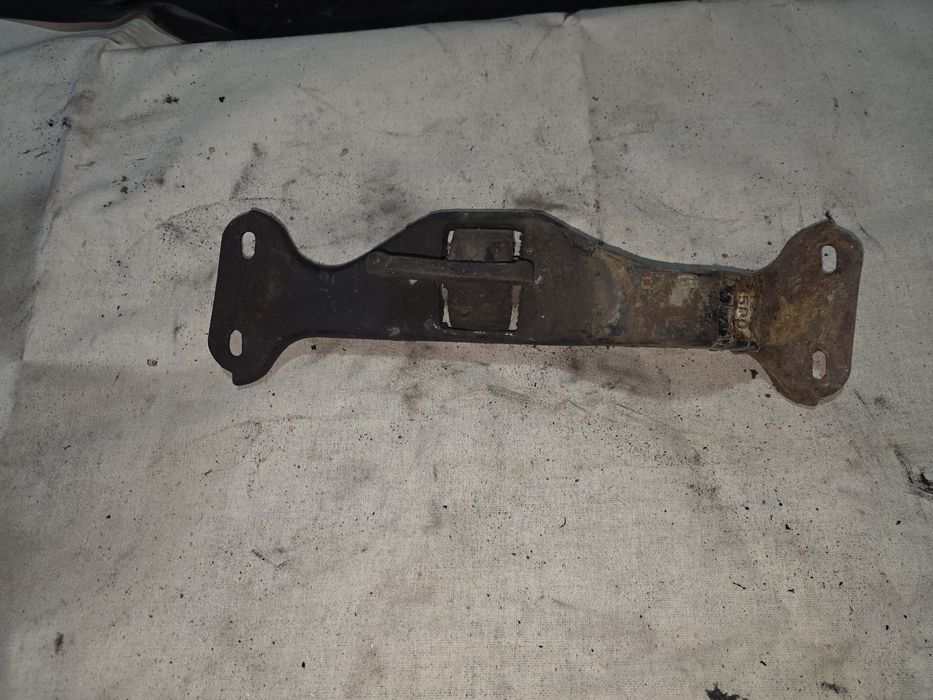 Продам траверсу КПП Нива