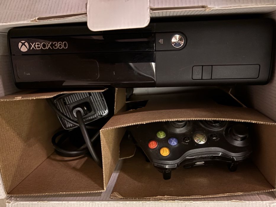 Pachet Consola Xbox 360 E + Senzor Kinect + 3 Controllere + Jocuri Originale