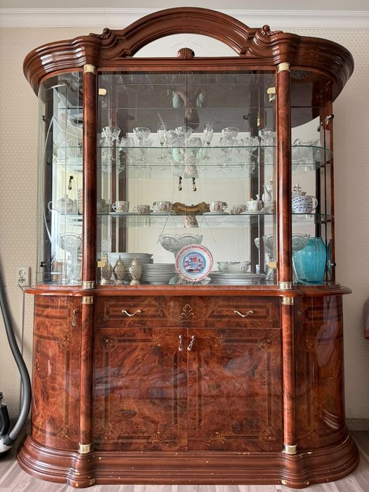 Сервант срочно продам