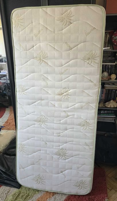 Vând ansamblu pat şi birou IKEA. Bonus: saltea aloe vera, cu memorie. În stare foarte bună. 800 lei