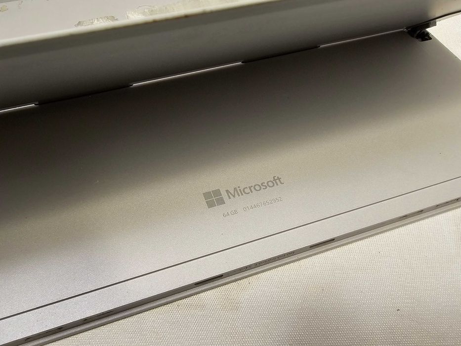 Tabletă 2-în-1 Microsoft Surface 3, Procesor Intel Atom x7-Z8700, 4GB RAM, 64GB Stocare Ecran 10.8" Touchscreen (Fisurat), Windows 11 Pro, Functională
