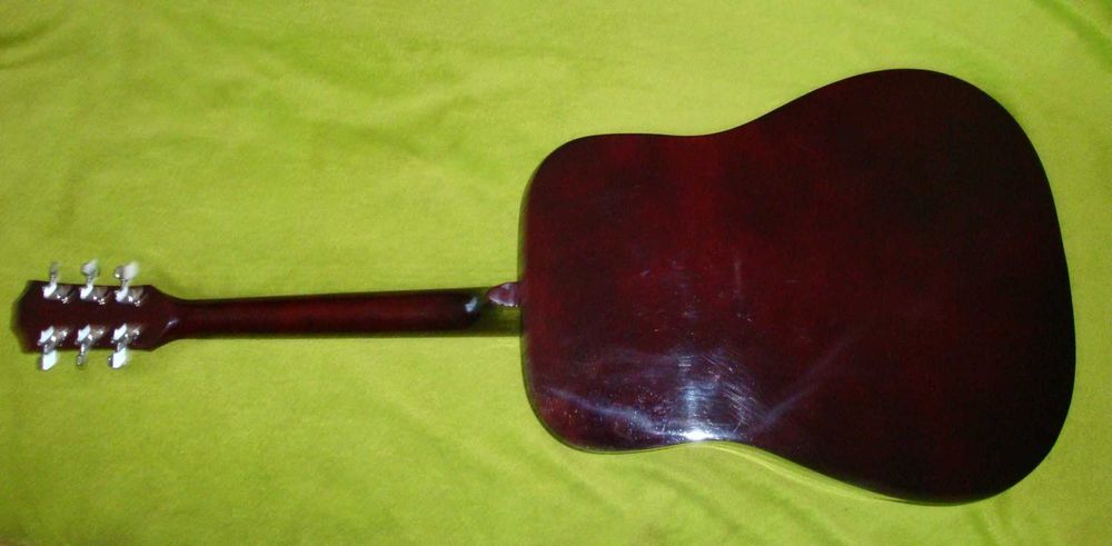 Продавам акустична китара