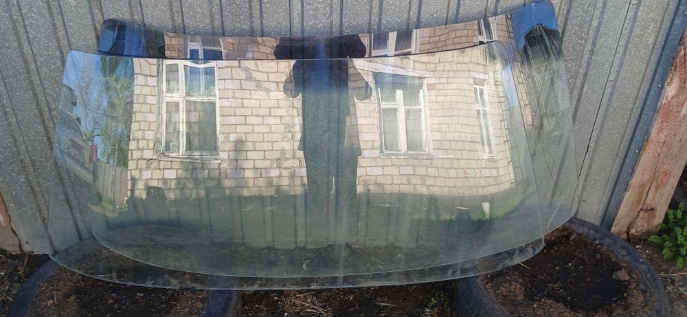 Продам лобовое стекло 2141