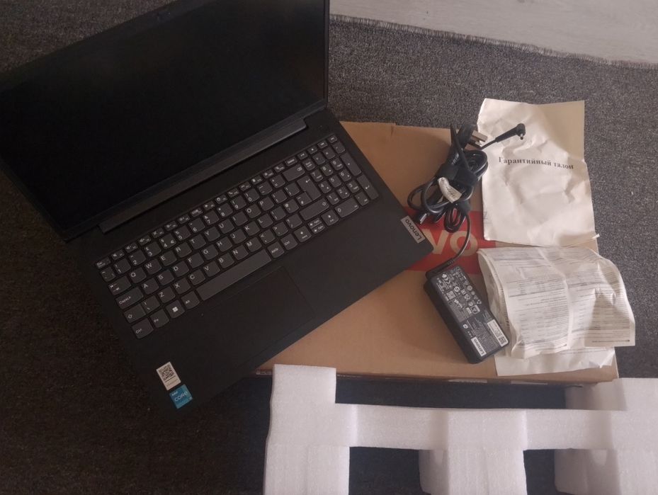 LENOVO core i3 256/8 GB