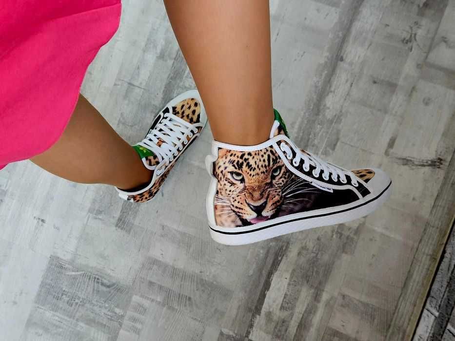 Ghete adidas animal print US 8, FR 40, super usoare si comode. Leopard