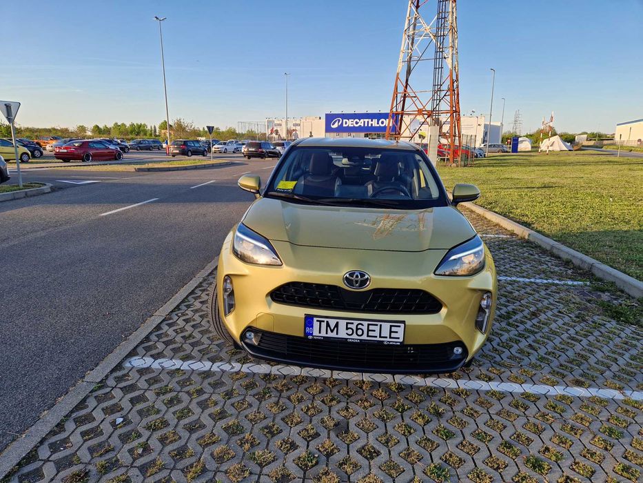 TOYOTA YARIS CROSS 2022 - benzină - garanție Toyota - 50.464 km - culoare Brass Gold - în garanție - revizia la zi - Preț 21.400 Euro -  O723 OO9 O79