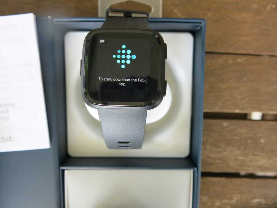 Спортен смарт часовник Smartwatch Fitbit Versa, Черен
