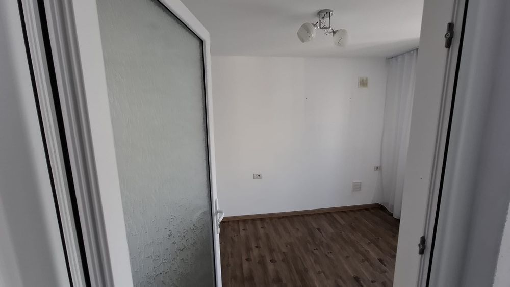 Se vinde apartament 2 camere semidecomandat, strada Slt.Gheorghe Bărboi,etaj 3.Pret 55000 €