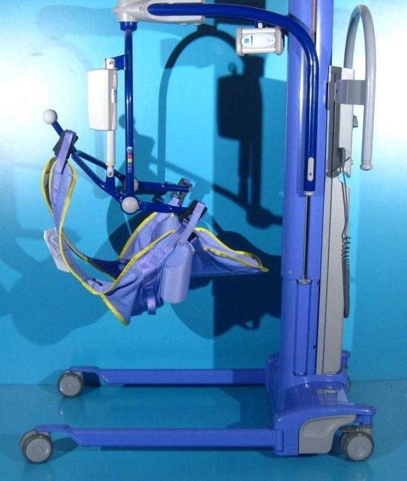 Macara pentru ridicarea si transportul pacientilor Arjo Maxi Move