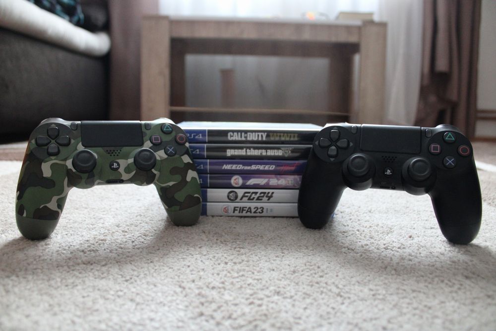 Ps4 cu două manete și 6 jocuri
