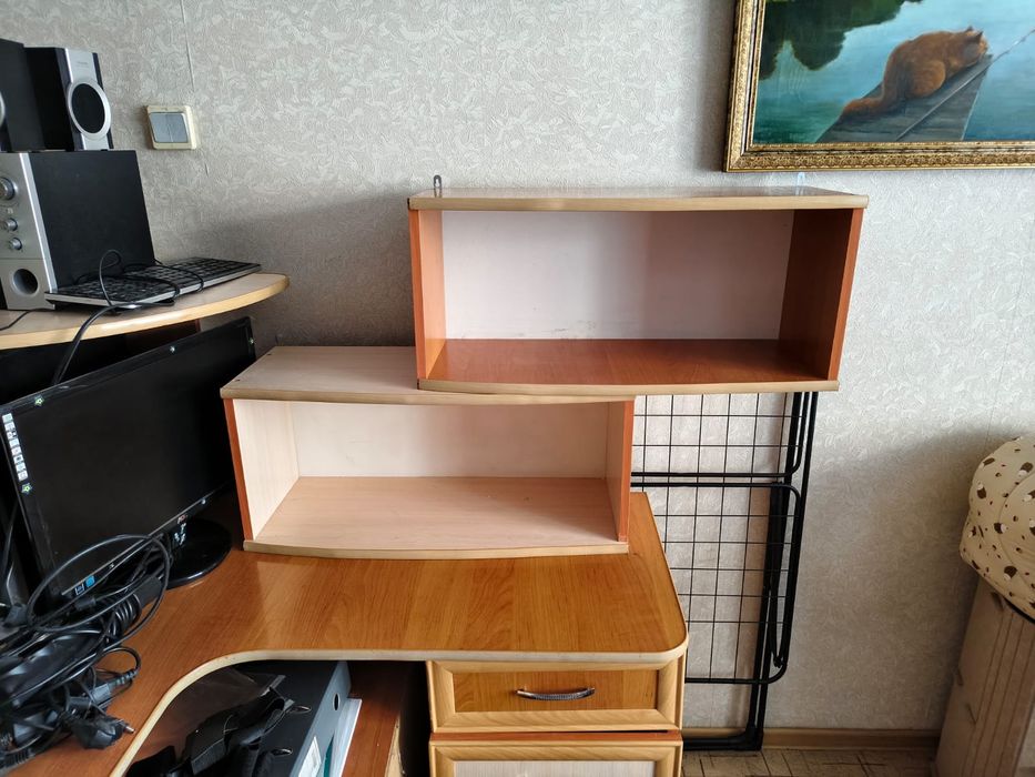 Продам шкаф, стол и две полки