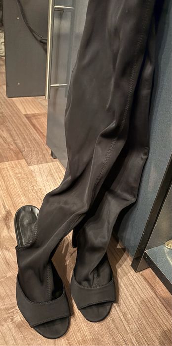 Cizme pe picior , decupate la calcai