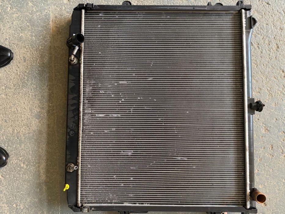 Радиатор на тойота LC 200
