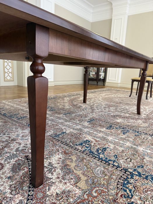 Срочно продается Гостиный Стол и стулья из ореха!