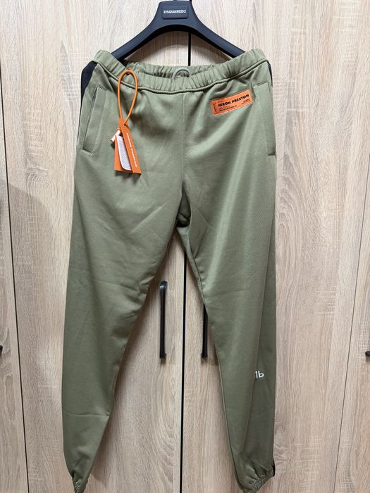 Vand pantaloni Heron Preston.