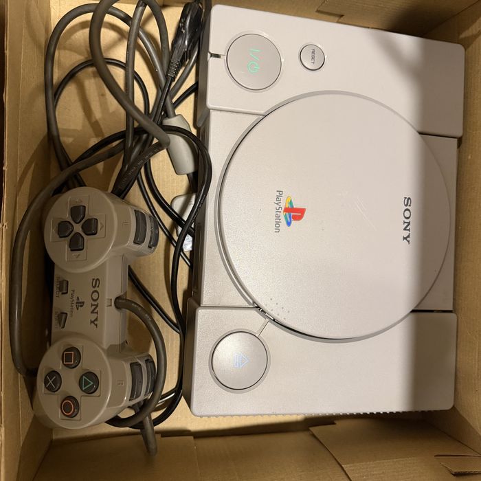 Sony Playstation 1 - ретро конзола
