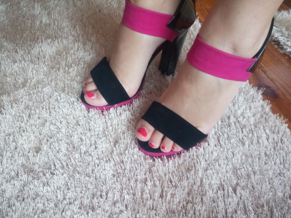 Велурени обувки на висок ток