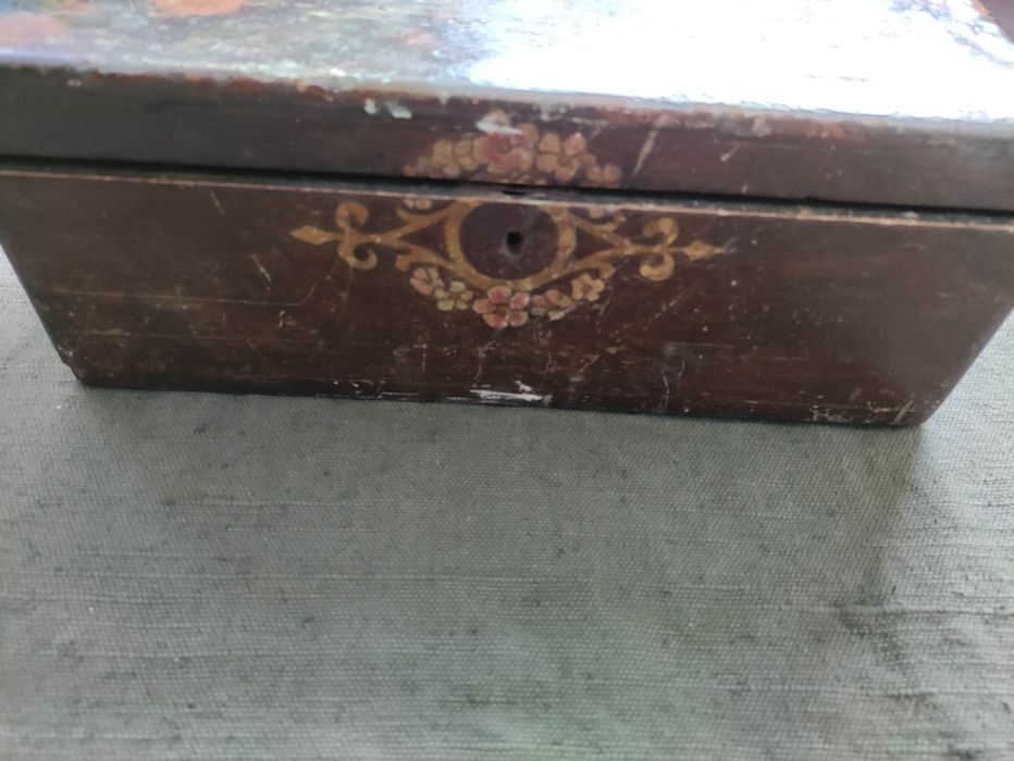 Продавам дървена  кутия за бижута