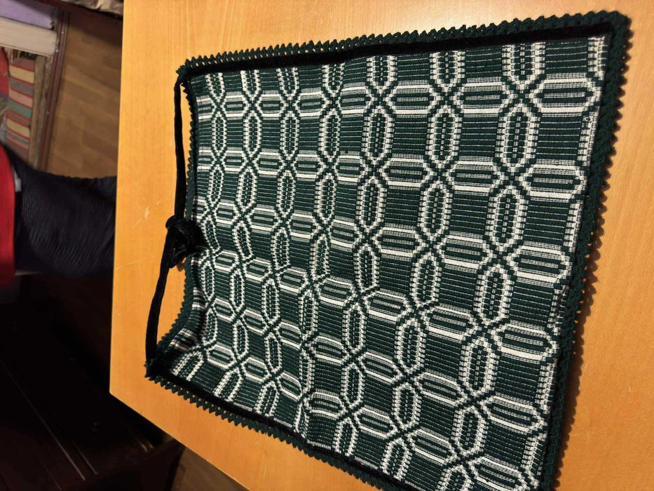 Fete de masa , chindeu si covoare tesute in razboi