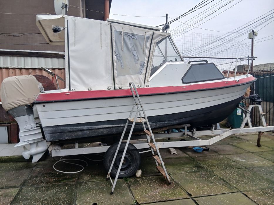 Barca Gobi cabinată cu motor și peridoc