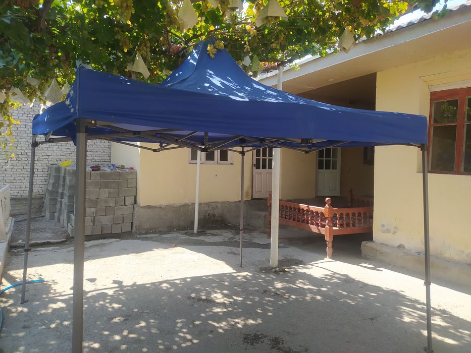 Zontik 3 x 3 bozorchilar uchun yangi xolati zor yomgʻirdan saqlaydi.