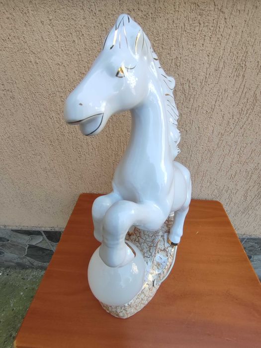 Lampa cal de portelan