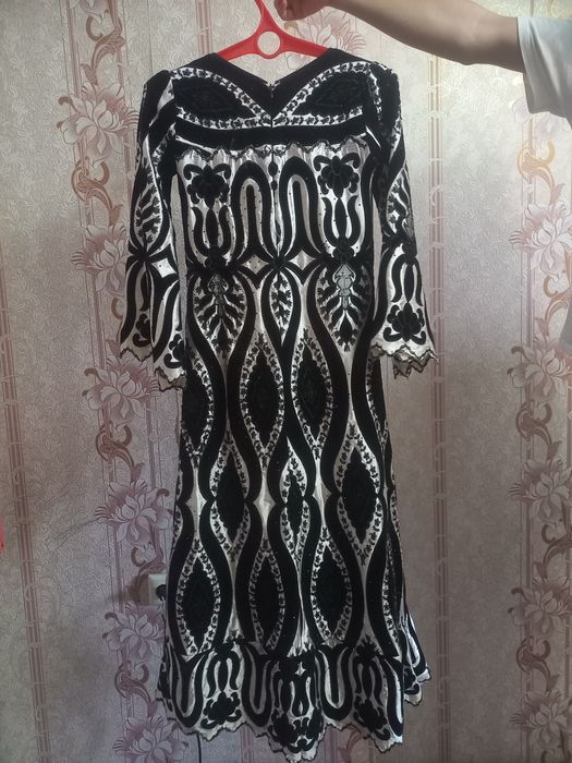 Ayollar oqshom libosi sotiladi