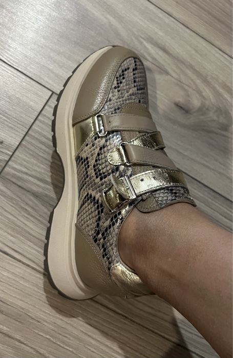 Продам кроссовки