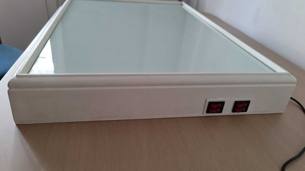 Tabla iluminata pentru desenat in nisip cu mai multe tipuri de lumina