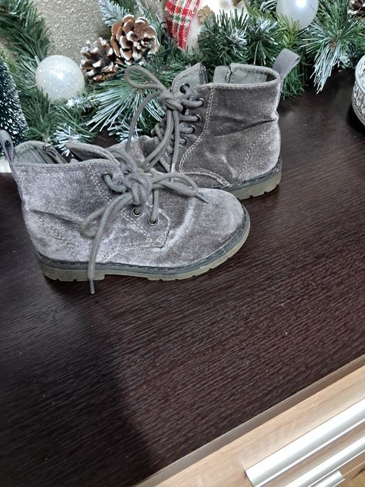 Vand papuci second-hand