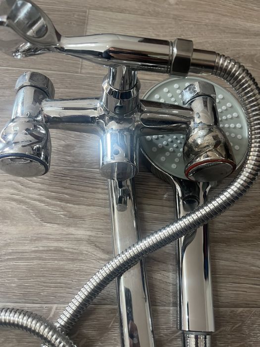 Продам смеситель для ванны