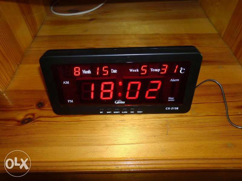 LED електронен часовник с големи цифри. Показва час, дата и температу