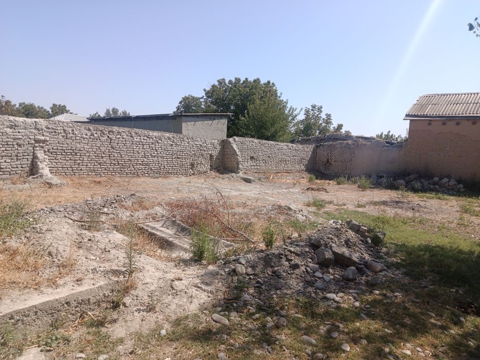 Uchastla sotiladi.