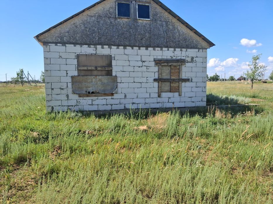 Продам не достроенный частный дом .