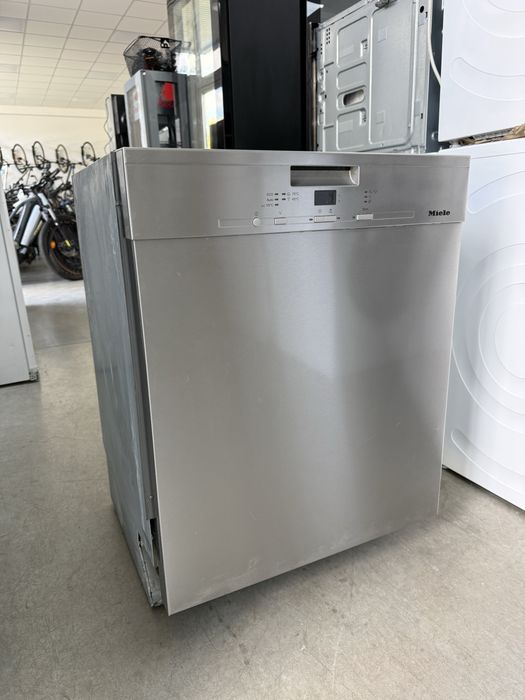 Съдомиялна MIELE 60/см с три кошници.