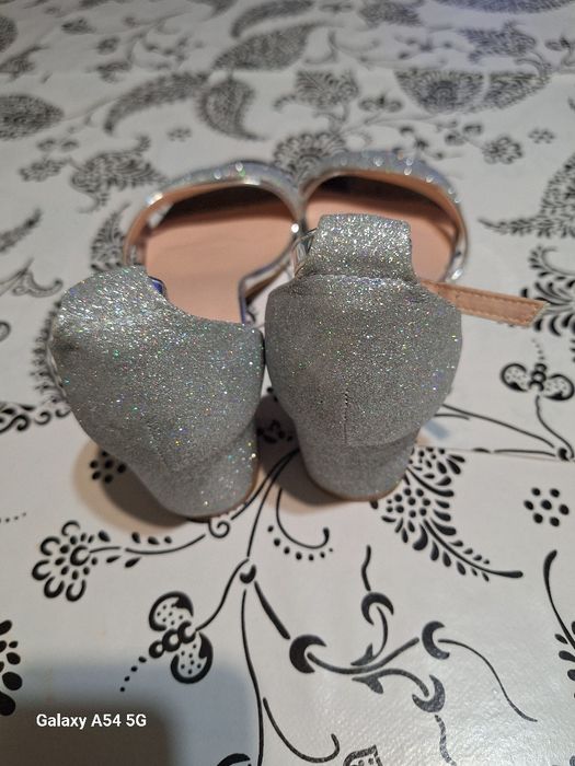 Нови сандали само пробвани