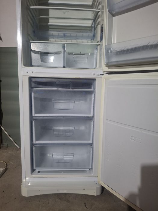 Шыттай  Холодильник Индезит  сатылады.