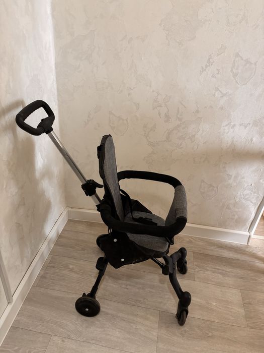 Детская коляска для прогулки.