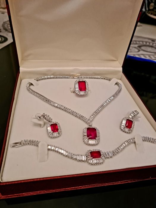 Рубиновый гарнитур от бренда Venus